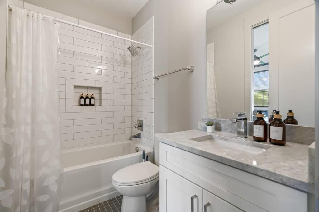 King Bed, Balcony, Covered Patio & Firepit! 8 Minutes From Broadway Nashville Exterior photo