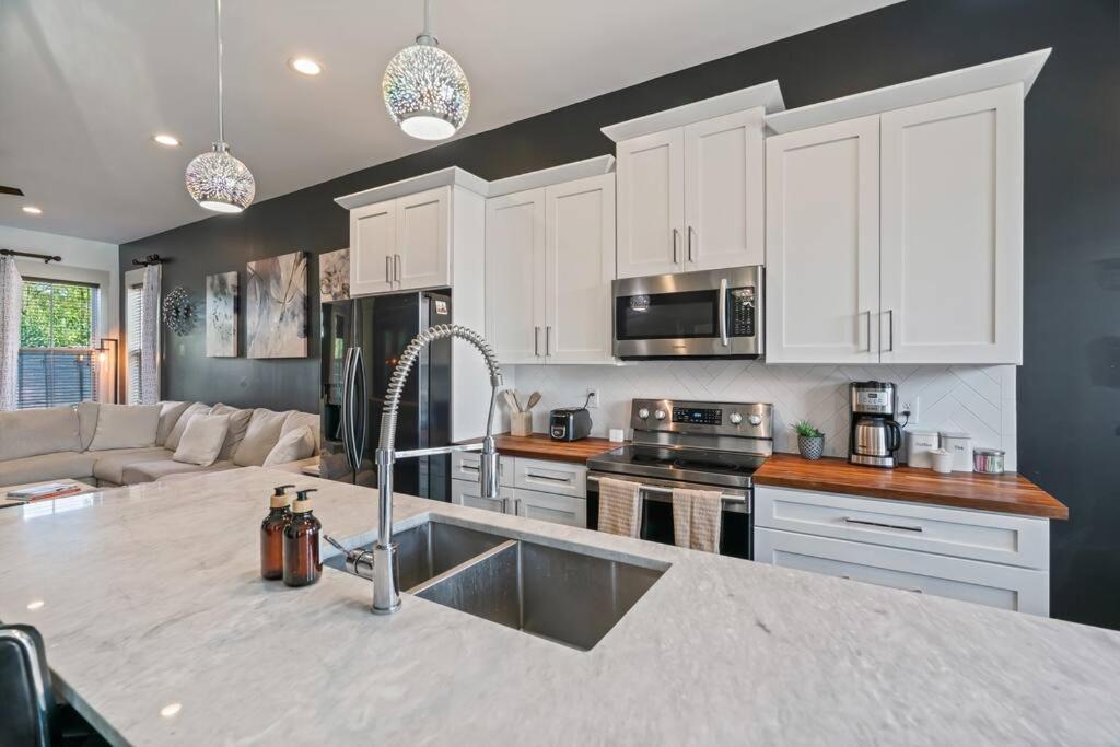 King Bed, Balcony, Covered Patio & Firepit! 8 Minutes From Broadway Nashville Exterior photo
