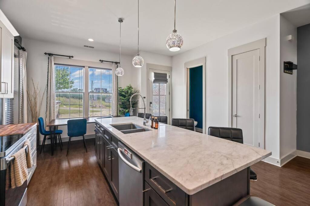 King Bed, Balcony, Covered Patio & Firepit! 8 Minutes From Broadway Nashville Exterior photo