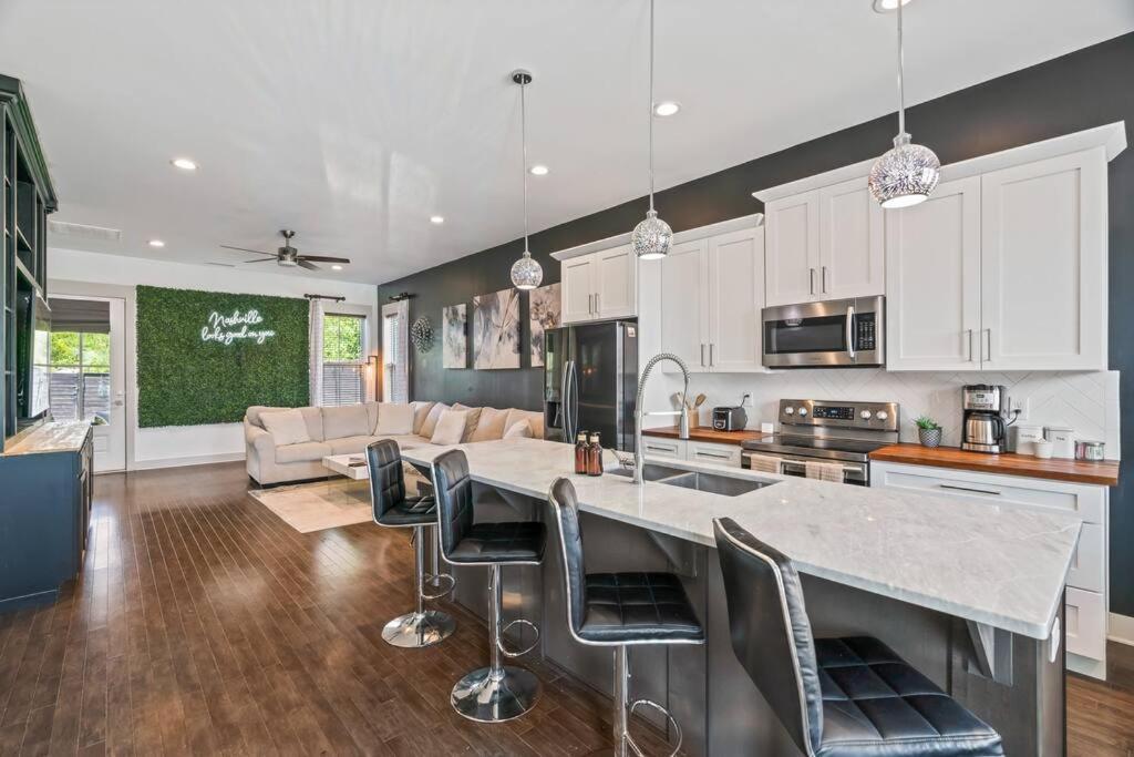 King Bed, Balcony, Covered Patio & Firepit! 8 Minutes From Broadway Nashville Exterior photo